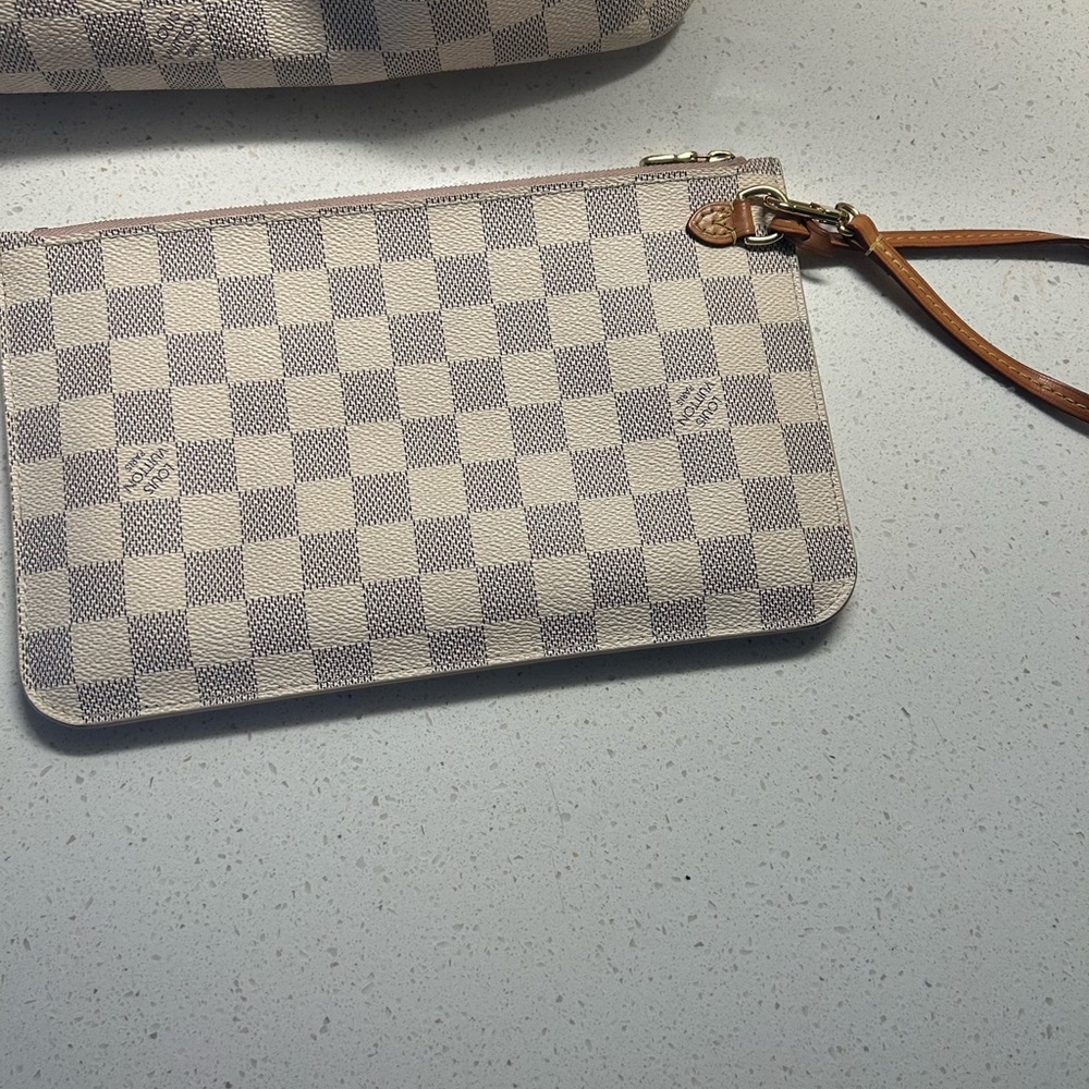Authentic Louis Vuitton neverfull mm and wristlet - Picture 12 of 14